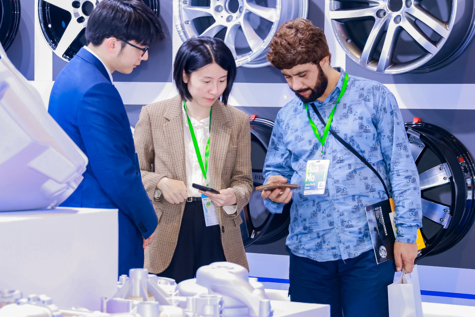 APES Auto Parts Exhibition visitors
